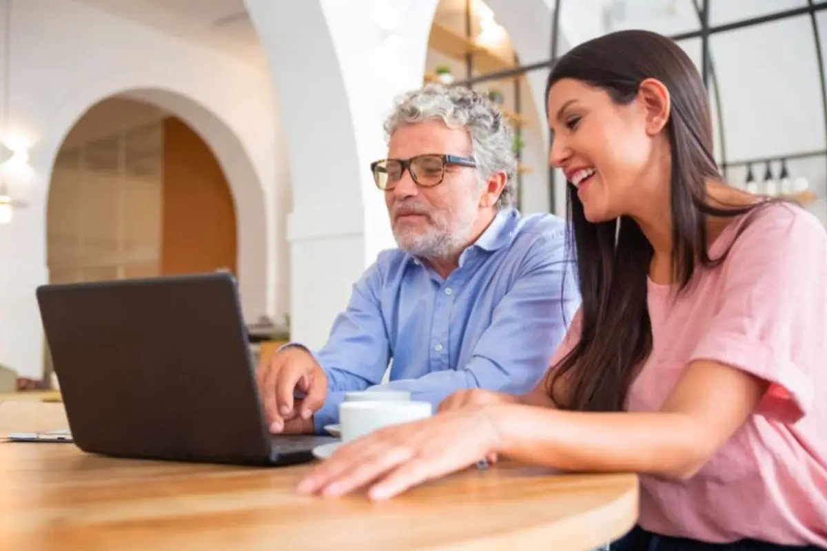 Intergeracionalidade: o que é, importância e como aplicar na sua empresa