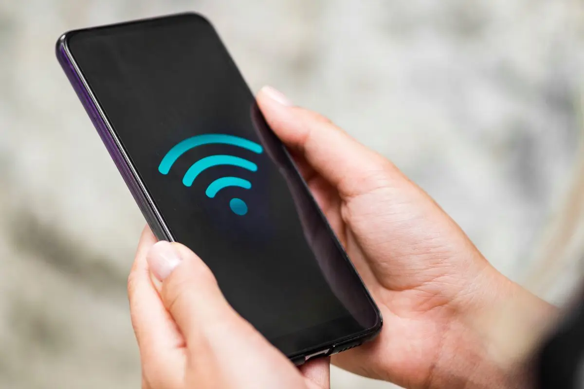 Entenda como essa internet funciona em espaços públicos (Foto: Freepik).