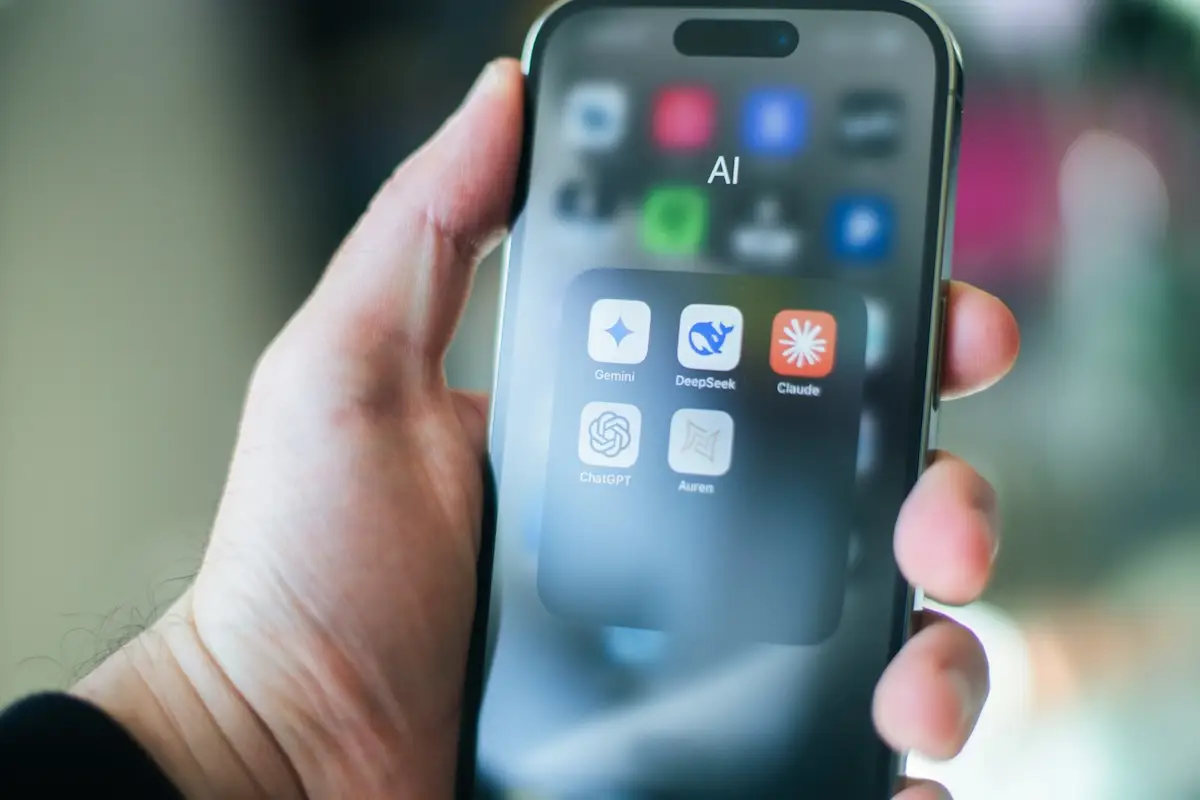 Para além do ChatGPT, conheça ferramentas de inteligência artificial que podem mudar sua relação com o dinheiro (FOTO: Aerps.com / Unsplash).